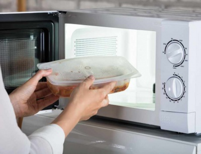 11 неща, които не бива да вкарвате в микровълнова фурна