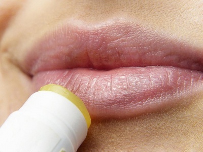 Как да си приготвим успокояващ и хидратиращ балсам за устни?