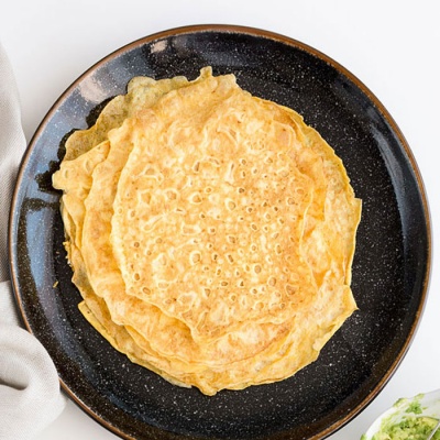 Омлетени палачинки със сос от домати и чушка