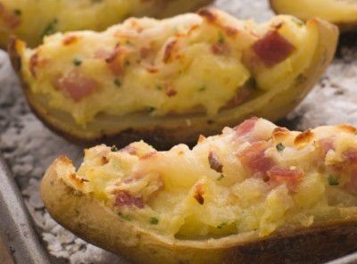 Пълнени печени картофи с яйца и колбас