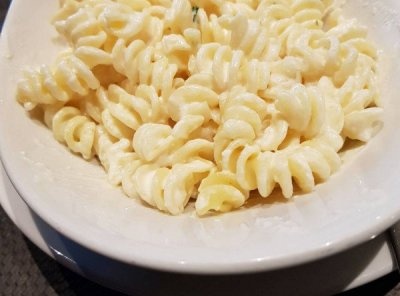 Макарони със сос от сирене и шалот