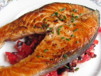 Сьомга със сушени домати и маслини