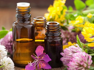 Мажете косата си с топло етерично масло, за да е бляскава