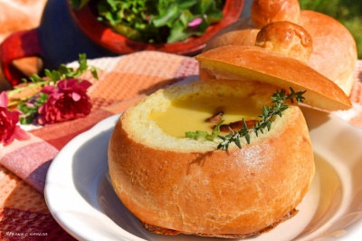 Вкусна супа в хлебна купа