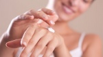Как да се справим със сухата кожа на ръцете?
